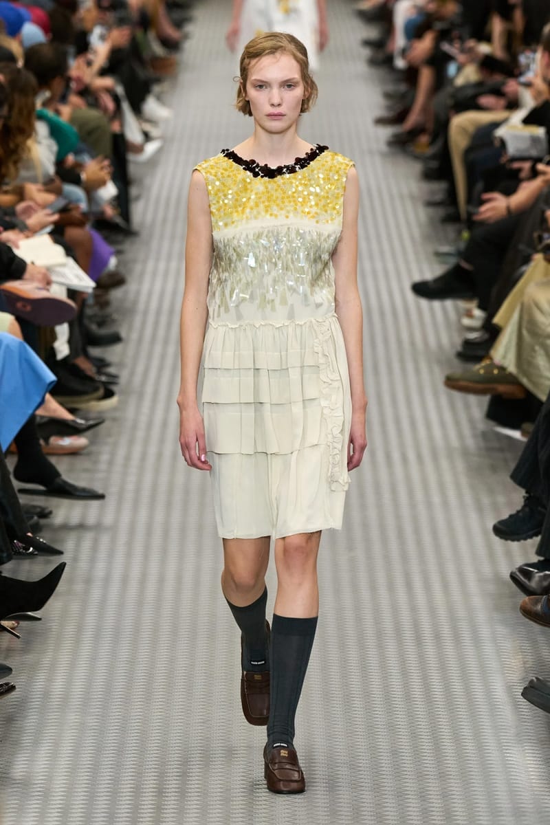 ミュウミュウ 2025年春夏ウィメンズコレクション miu miu ss25 spring summer 2025 fashion show Cara Delevingne willem dafoe photos review info