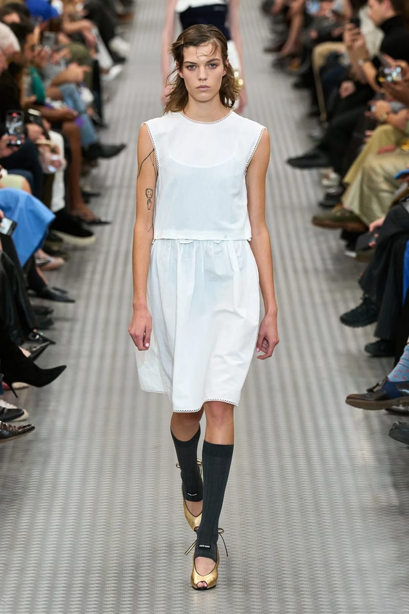 ミュウミュウ 2025年春夏ウィメンズコレクション miu miu ss25 spring summer 2025 fashion show Cara Delevingne willem dafoe photos review info