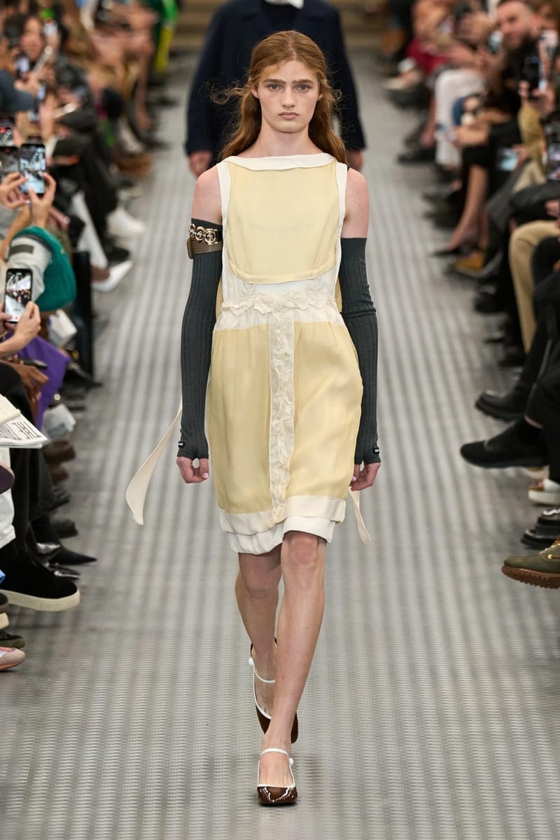 ミュウミュウ 2025年春夏ウィメンズコレクション miu miu ss25 spring summer 2025 fashion show Cara Delevingne willem dafoe photos review info