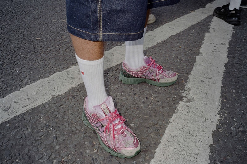 ジャック・ハーロウ x ニューバランス の初コラボモデル 1906R “ローズ ランナー” が発売 Jack Harlow x New Balance 1906R “Rose Runner” release info