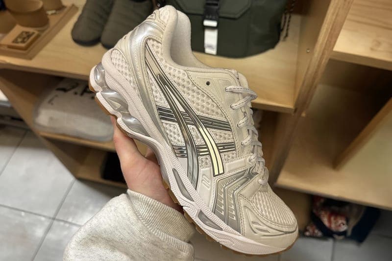 アーペーセーxアシックスによる新作コラボフットウェアのビジュアルが浮上 First Look at the A.P.C. x ASICS GEL-KAYANO 14 "White" tiger stripes gel pods sneakers collaboration