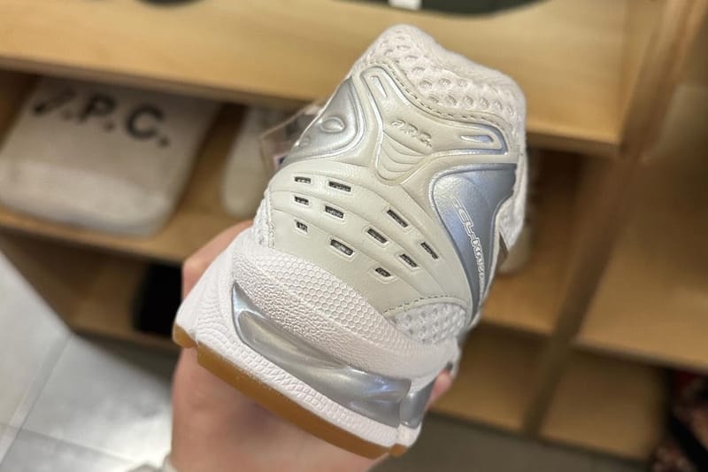 アーペーセーxアシックスによる新作コラボフットウェアのビジュアルが浮上 First Look at the A.P.C. x ASICS GEL-KAYANO 14 "White" tiger stripes gel pods sneakers collaboration