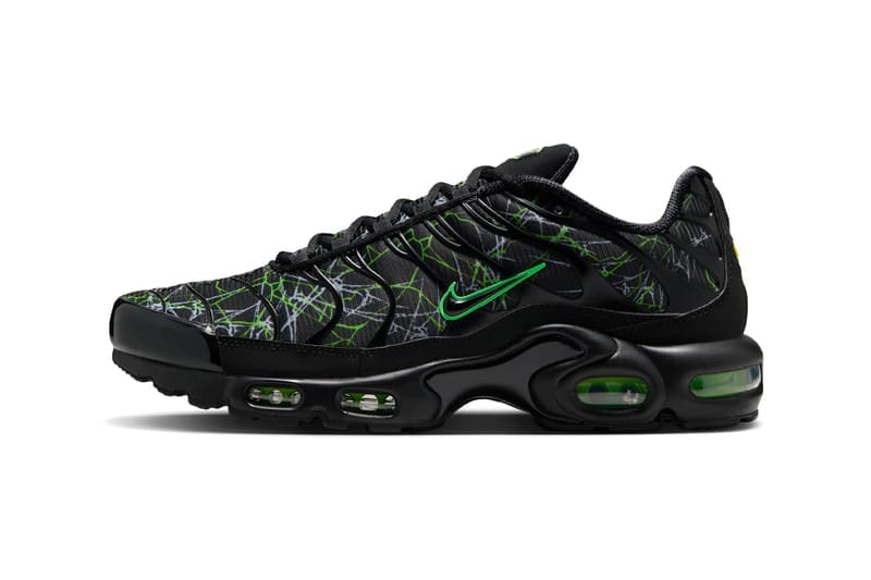Nike Air Max Plus に未来的なパターンを取り入れた新色 “Black/Green Strike” が登場