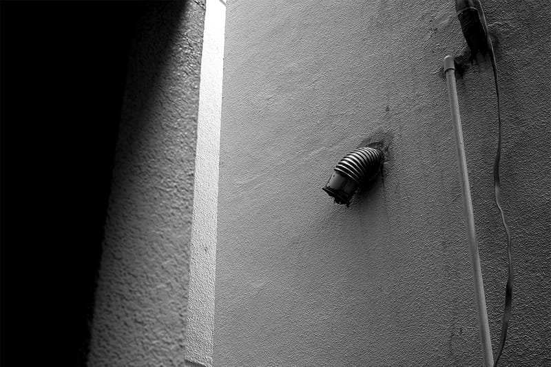 元 JAPAN のドラマー スティーヴ・ジャンセンによる写真展 “The Space Between” が東京で開催