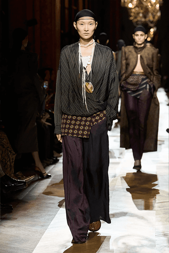 ドリス・ヴァン・ノッテン2025年秋冬コレクション Dries Van Noten Fall Winter 2025 Julian Klausner paris fashion week womenswear runway show debut designer