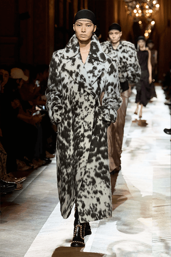ドリス・ヴァン・ノッテン2025年秋冬コレクション Dries Van Noten Fall Winter 2025 Julian Klausner paris fashion week womenswear runway show debut designer