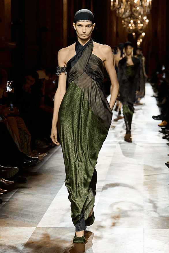 ドリス・ヴァン・ノッテン2025年秋冬コレクション Dries Van Noten Fall Winter 2025 Julian Klausner paris fashion week womenswear runway show debut designer
