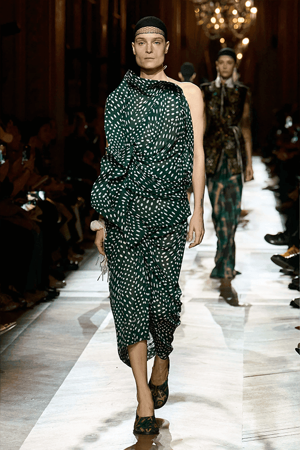 ドリス・ヴァン・ノッテン2025年秋冬コレクション Dries Van Noten Fall Winter 2025 Julian Klausner paris fashion week womenswear runway show debut designer