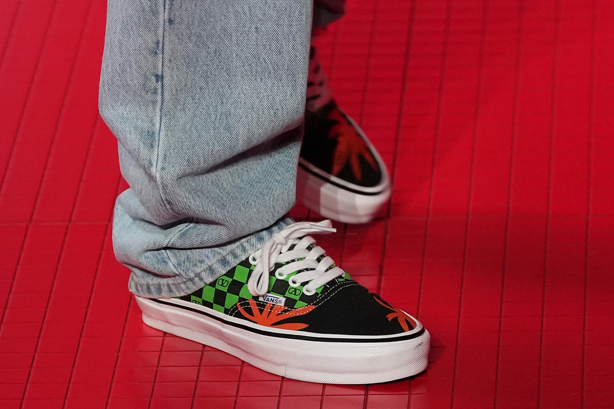 ヴァレンティノがヴァンズとの初コラボレーションを発表 valentino x vans collaboration authentic fall winter 2025 release info