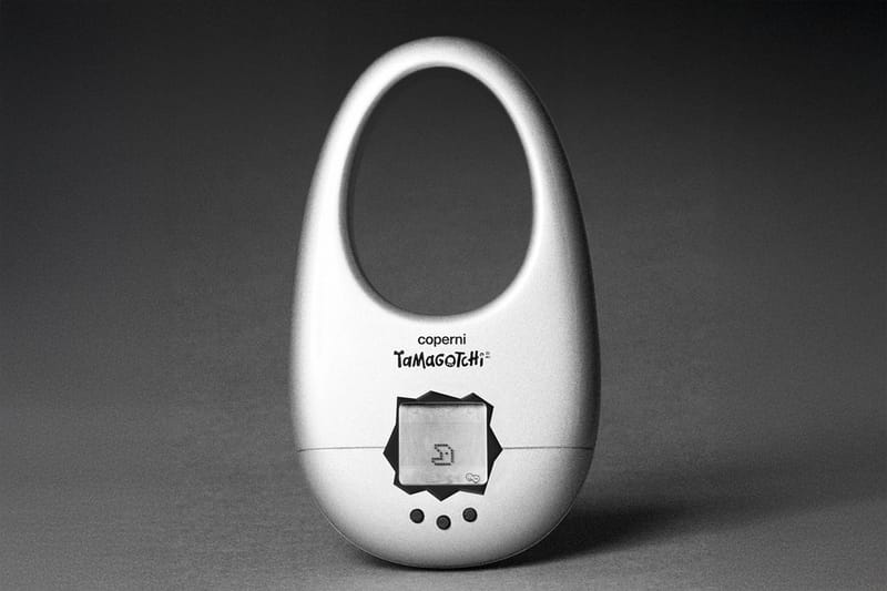 Coperni が Swipe Bag 型のコラボたまごっちをお披露目