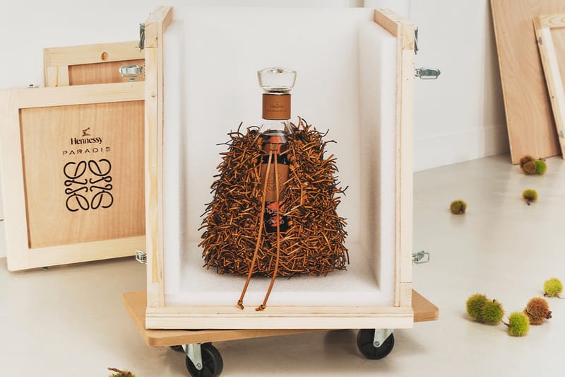 LOEWE が ヘネシー パラディを着せ替え──栗のイガに着想したレザーネスト仕様の特別コニャックが登場