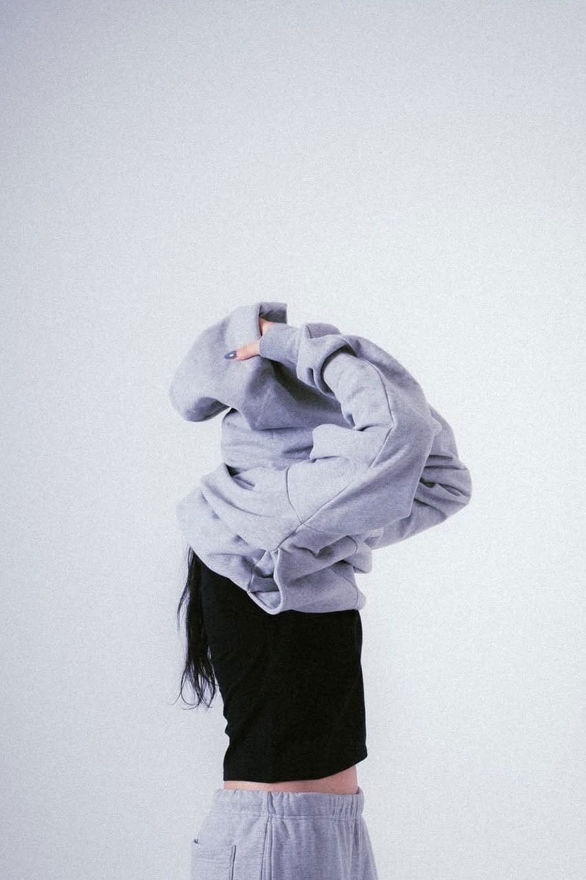 新星ウィメンズブランド コーメのディレクターを務めるイトウカホ にフィーチャー | On The Rise coome kaho ito on the rise interviews