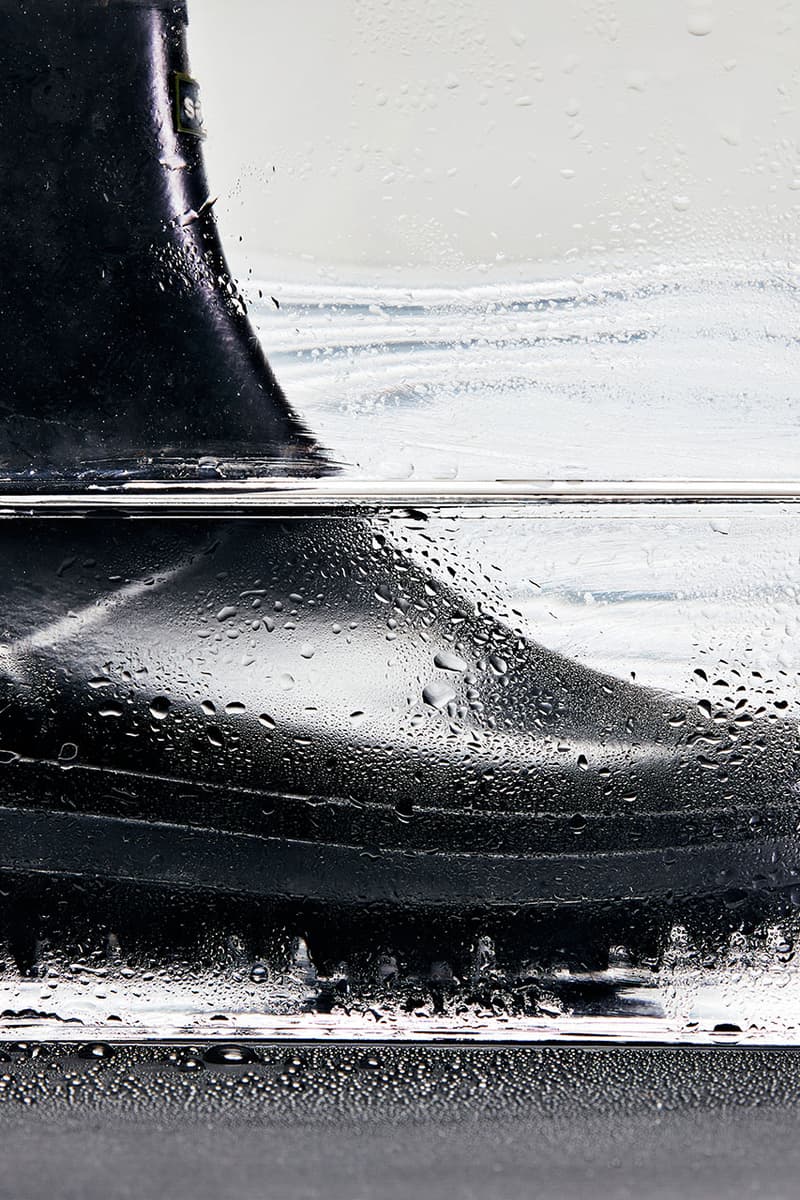 サカイより防水性を備えた素材の新作ラバーブーツが発売 sacai rubber boots release info