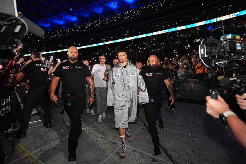 ウシクのリングウォークを彩ったストーンアイランドのカスタムパーカとは stone island oleksandr usyk boxing release info