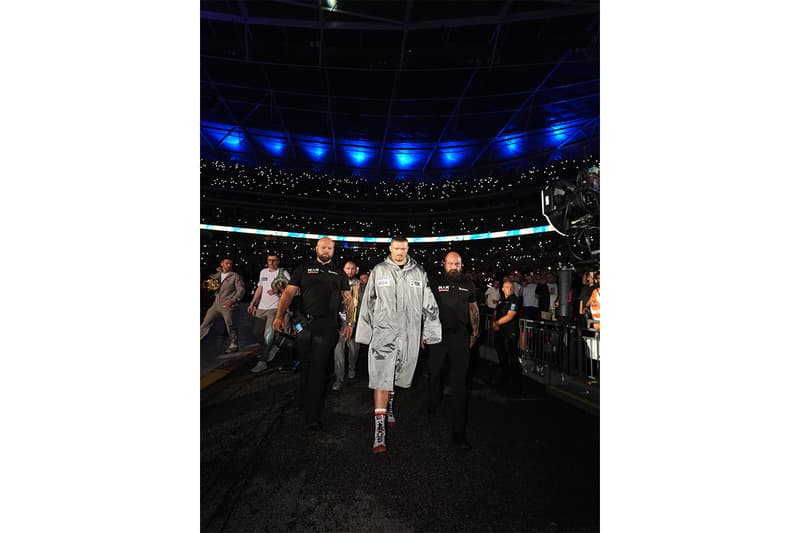 ウシクのリングウォークを彩ったストーンアイランドのカスタムパーカとは stone island oleksandr usyk boxing release info