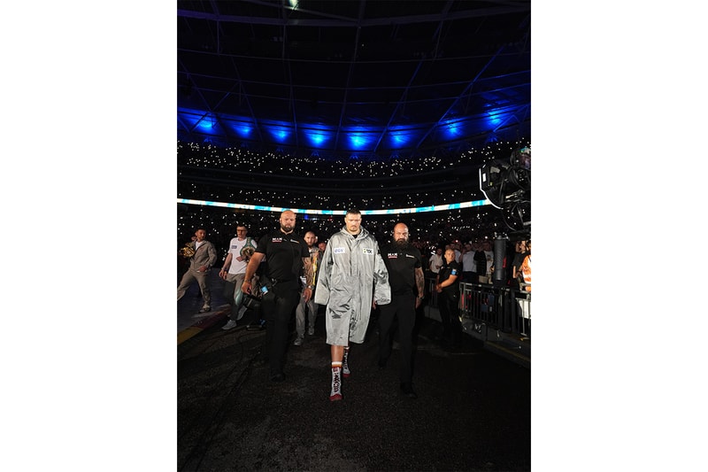 ウシクのリングウォークを彩ったストーンアイランドのカスタムパーカとは stone island oleksandr usyk boxing release info