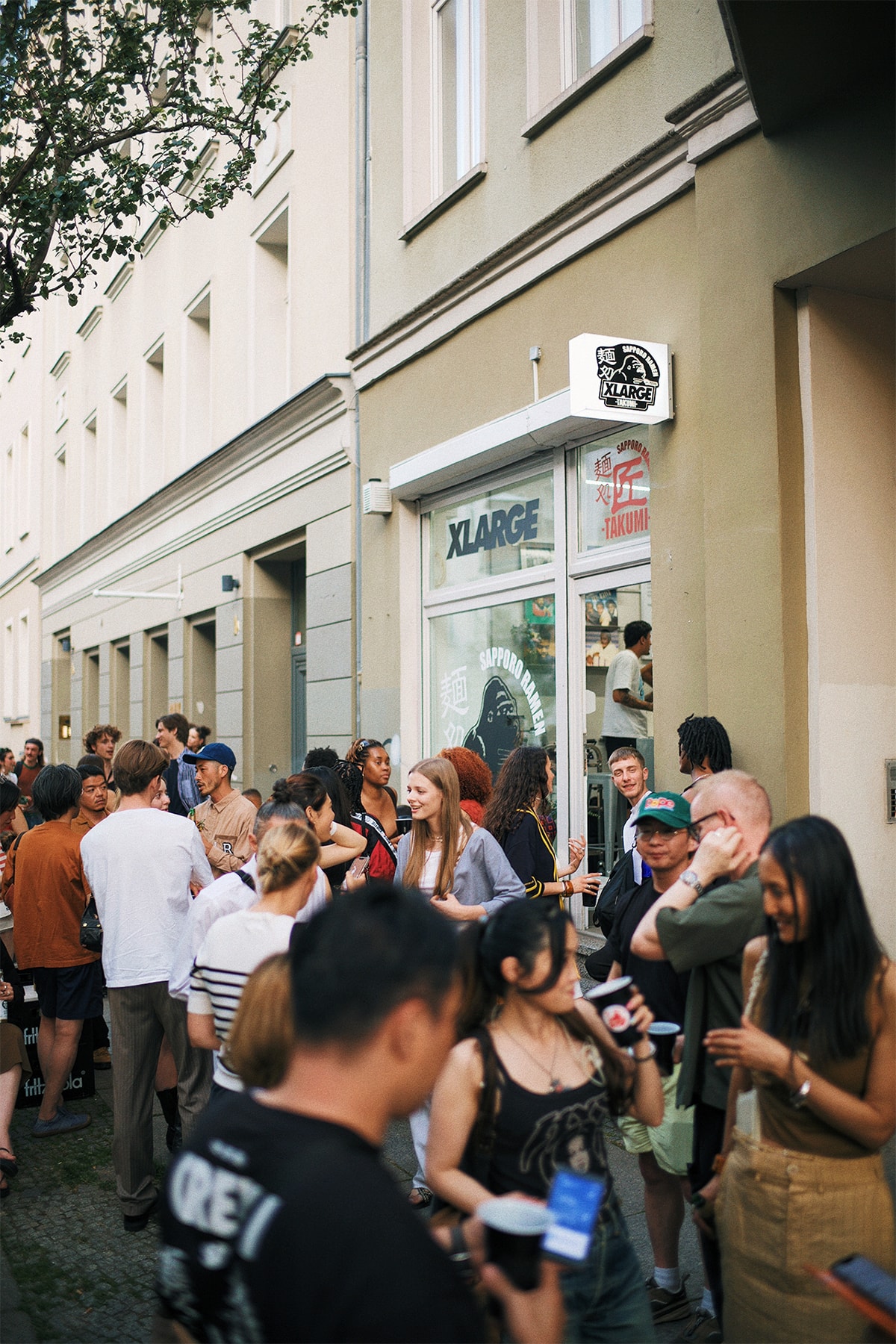 エクストララージが『タクミラーメン』とユニークなコラボレーションを発表 XLARGE x TAKUMI RAMEN tee release info
