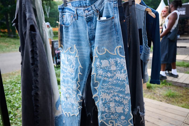 1点もののカスタムも登場──Levi’s® のフジロックブースが2025年も出現　リーバイス