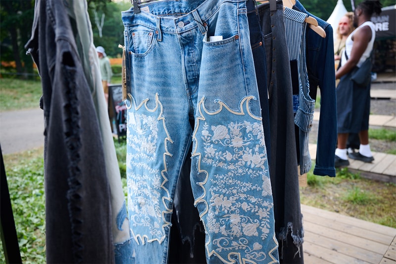 1点もののカスタムも登場──Levi’s® のフジロックブースが2025年も出現　リーバイス