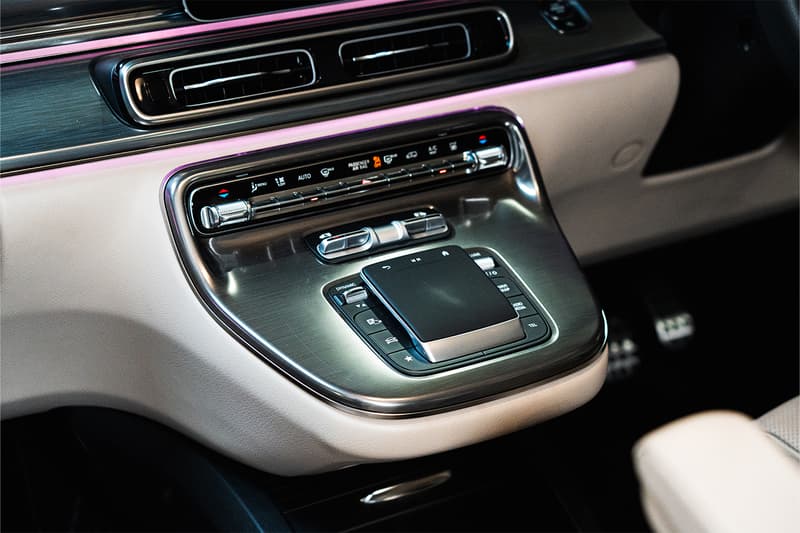 Vクラスは走る漫画喫茶になり得る──メルセデス・ベンツ V 220 d EXCLUSIVE long Platinum Suite をチェック　