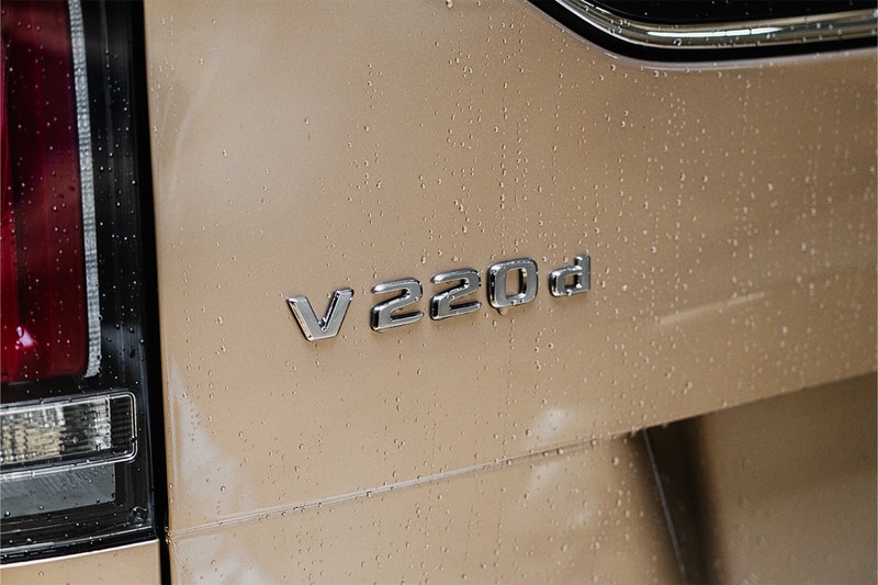 Vクラスは走る漫画喫茶になり得る──メルセデス・ベンツ V 220 d EXCLUSIVE long Platinum Suite をチェック　