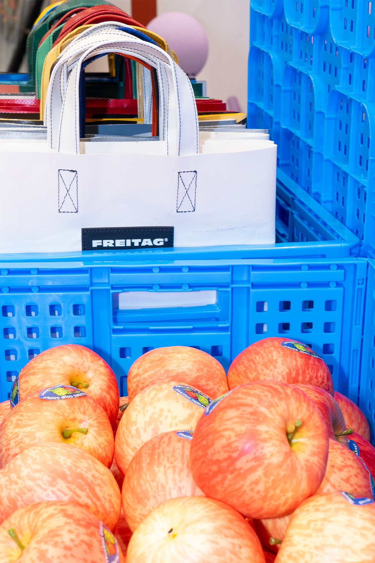 フライターグのミニマーケット風ポップアップストアがドーバー ストリート マーケット ギンザにオープン.  FREITAG Mini Market Pop-Up DOVER STREET MARKET GINZA 