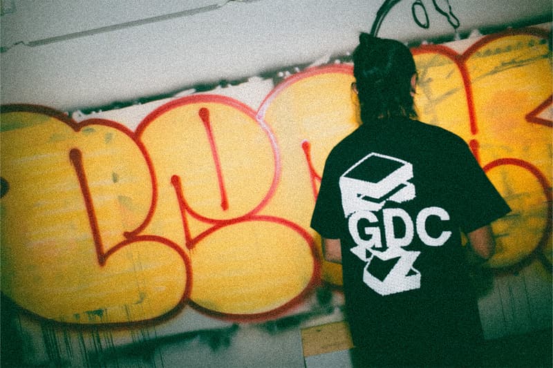 GDC が FAMOUZ を復活させてコラボレーションTシャツをリリース