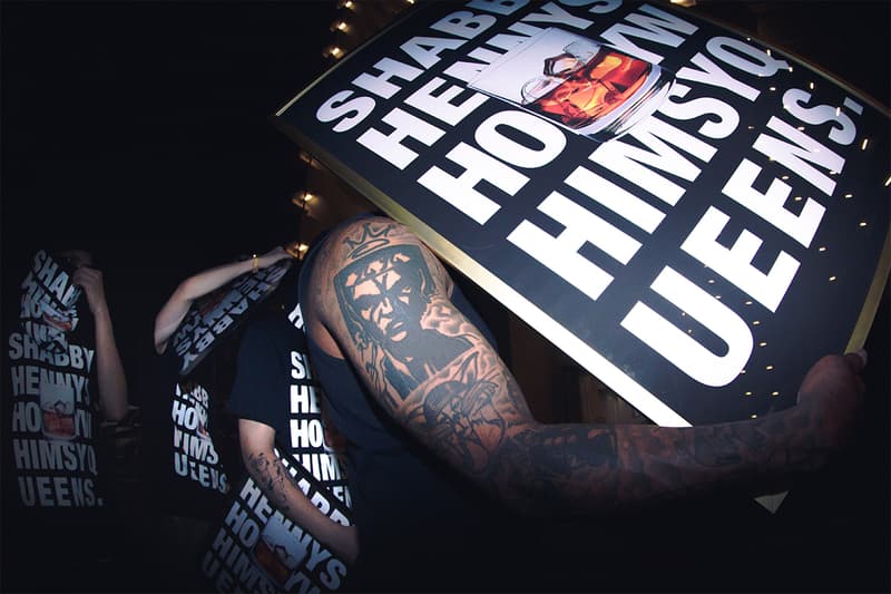 クイーンズがウィムジーソックスとの最新コラボTシャツをリリース queens gold whimsy socks collaboration release info