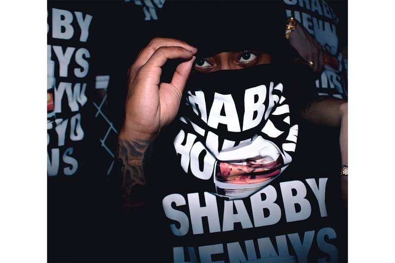 クイーンズがウィムジーソックスとの最新コラボTシャツをリリース queens gold whimsy socks collaboration release info