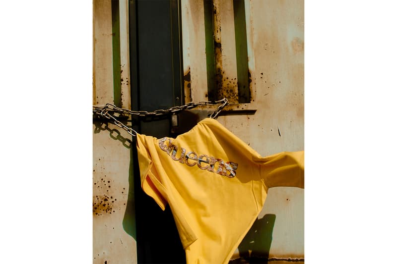 クイーンズがウィムジーソックスとの最新コラボTシャツをリリース queens gold whimsy socks collaboration release info