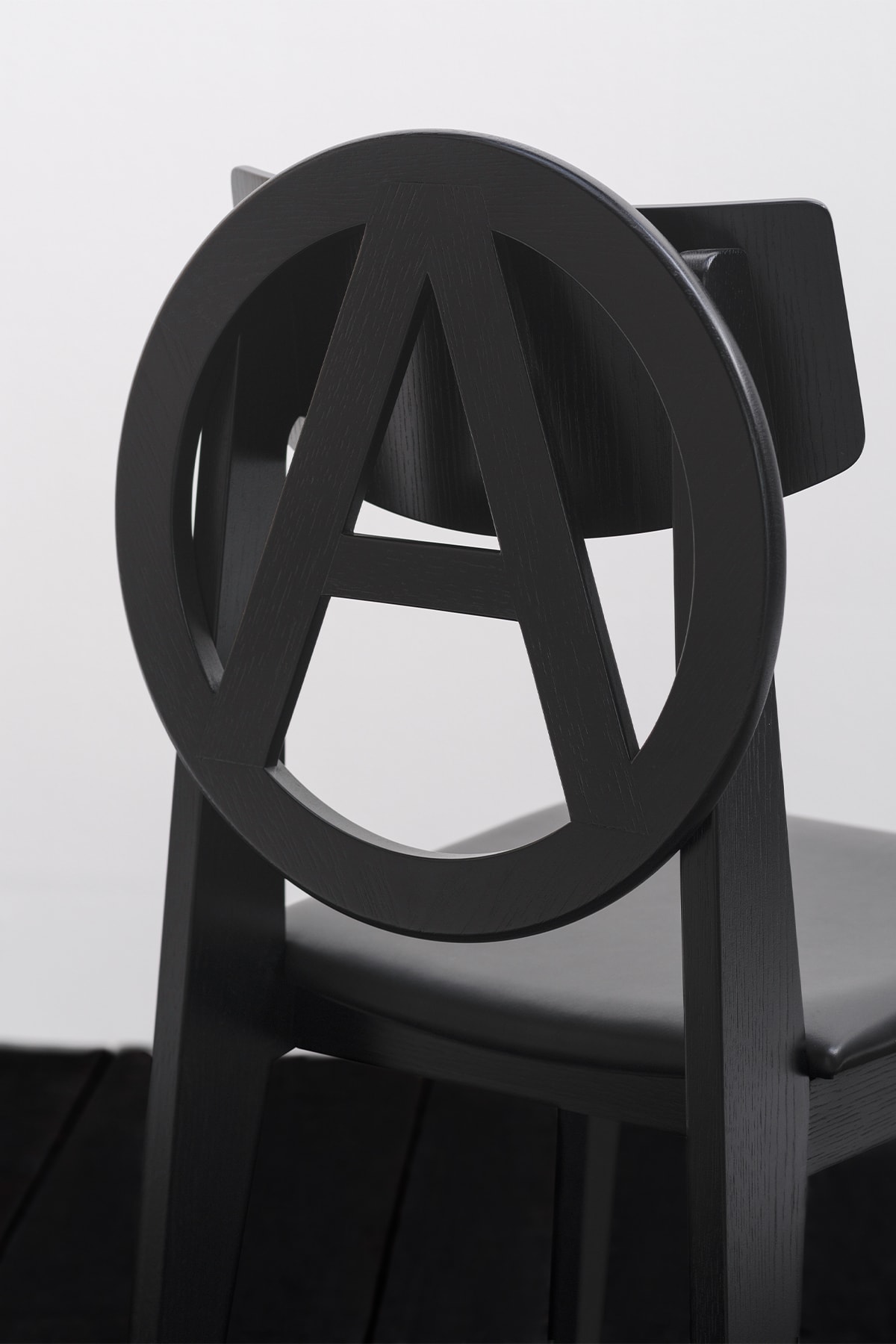 アンダーカバー x 天童木工 2025年新作アナーキーチェアが登場 UNDERCOVER x Tendo Mokko Anarchy Chair 2025 release info Jun Takahashi