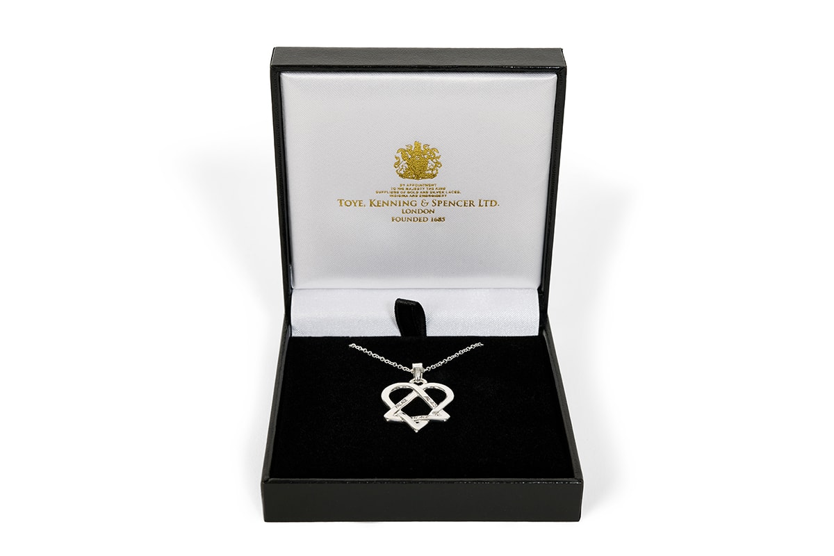 PALACE SKATEBOARDS が伝説的バンド HIM とのコラボアイテムを発売