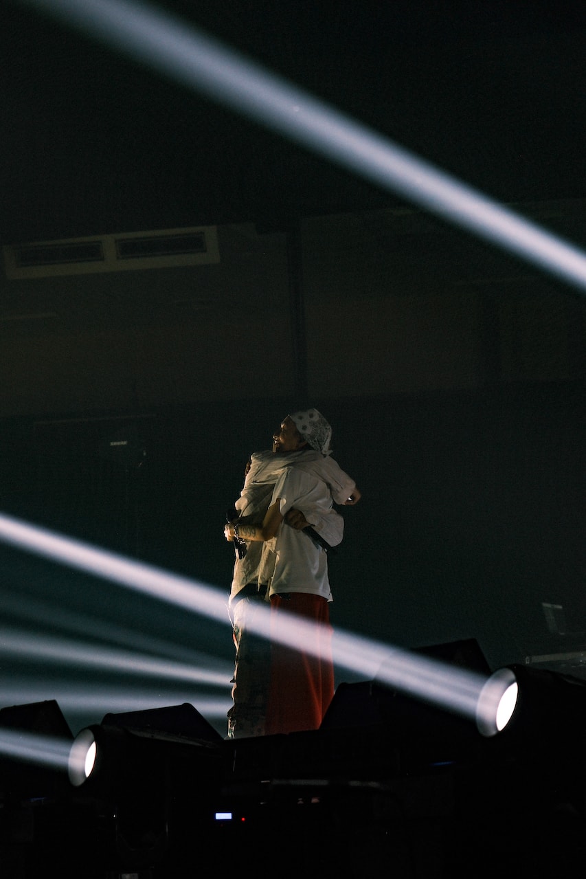 クヴィ・ババ初の武道館公演で見せたスペシャルで等身大なラッパー像 kvi baba budokan shout out to jesus one man live report