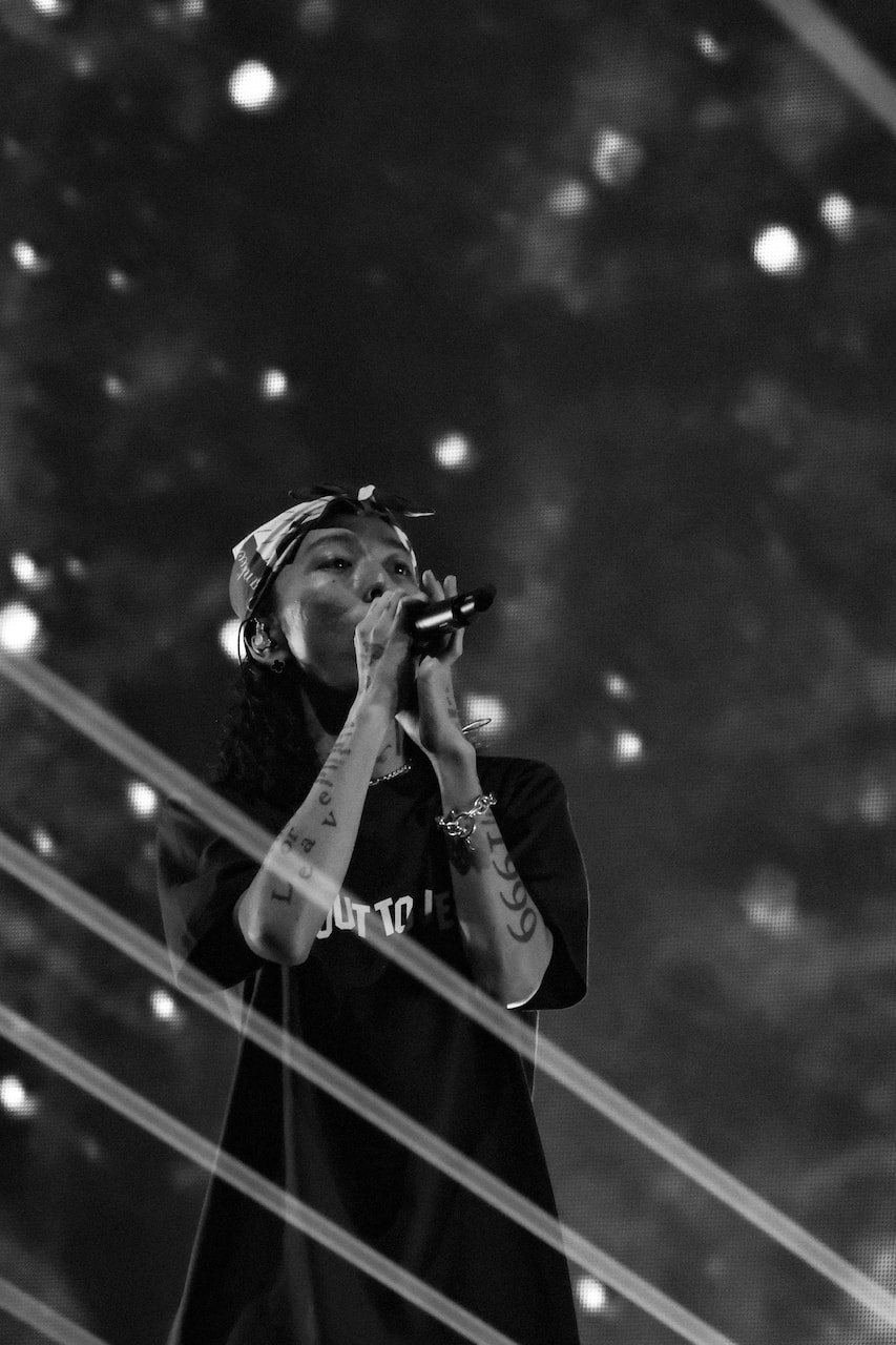 クヴィ・ババ初の武道館公演で見せたスペシャルで等身大なラッパー像 kvi baba budokan shout out to jesus one man live report