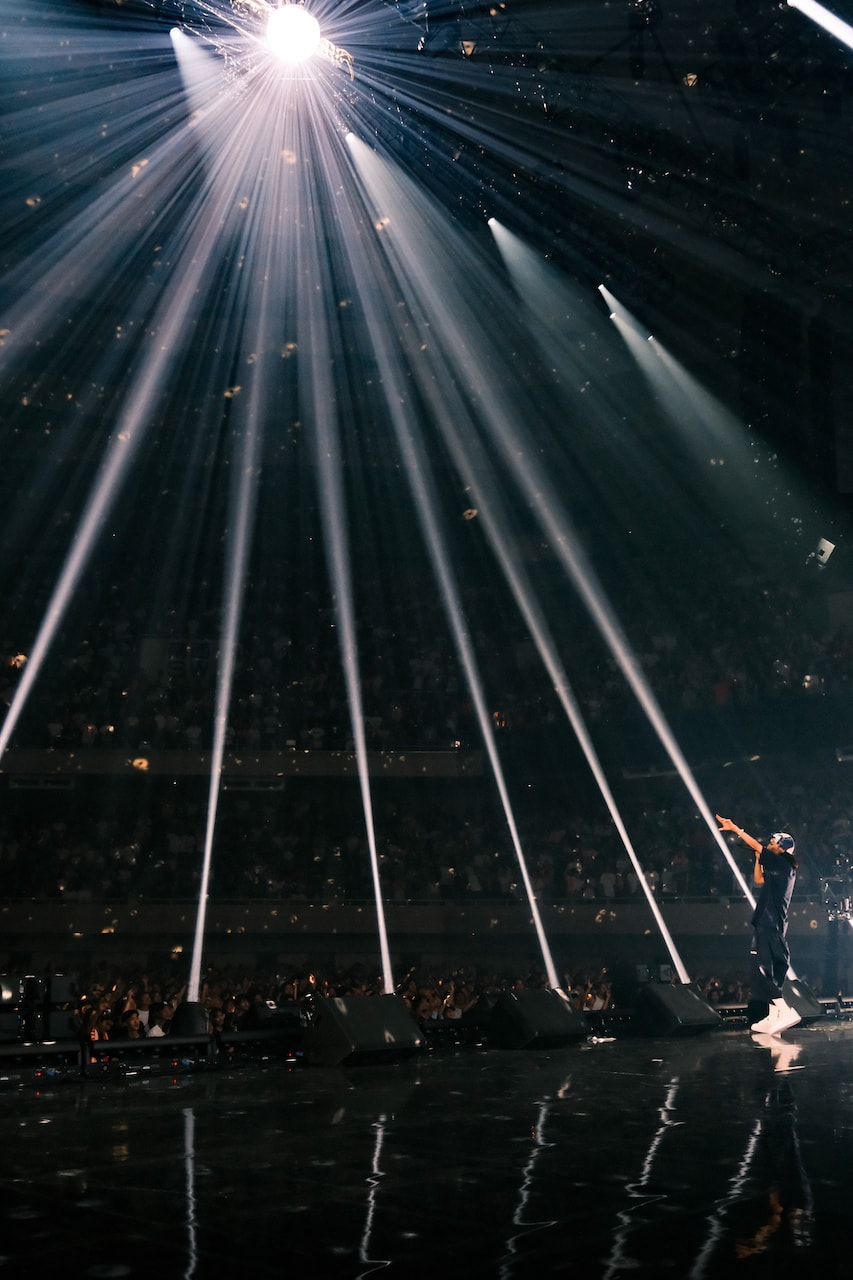 クヴィ・ババ初の武道館公演で見せたスペシャルで等身大なラッパー像 kvi baba budokan shout out to jesus one man live report