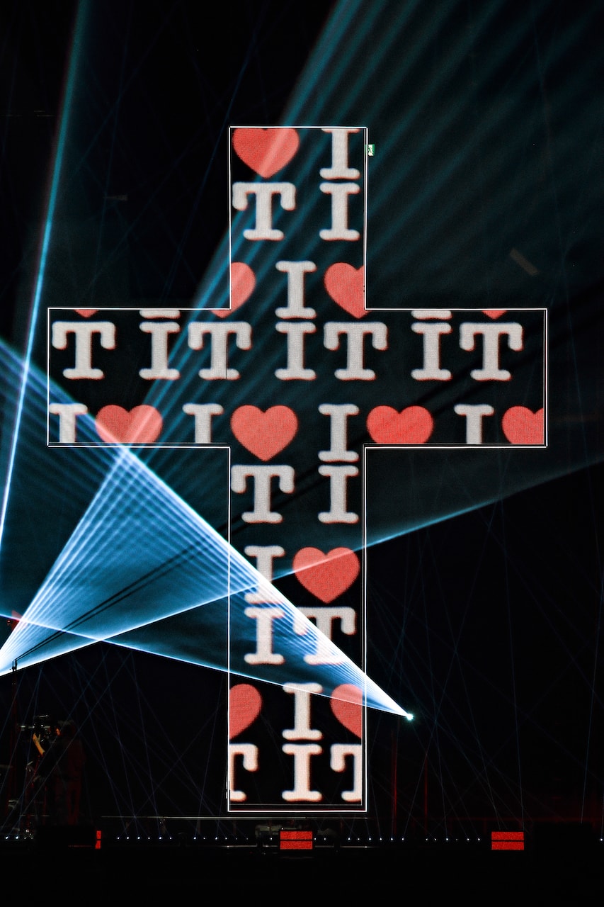 クヴィ・ババ初の武道館公演で見せたスペシャルで等身大なラッパー像 kvi baba budokan shout out to jesus one man live report