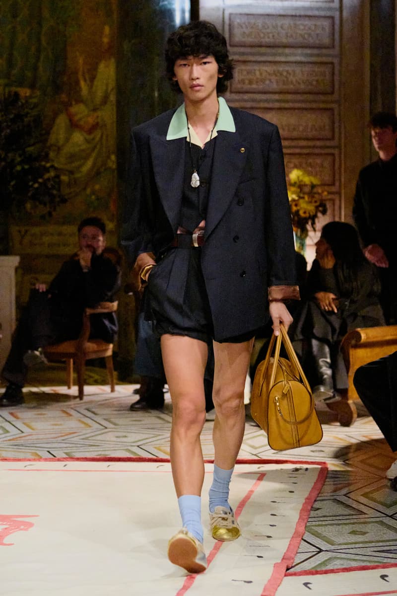 オニツカタイガーがヴェルサーチェとのコラボレーションを発表 Onitsuka Tiger Announces Collaboration with VERSACE