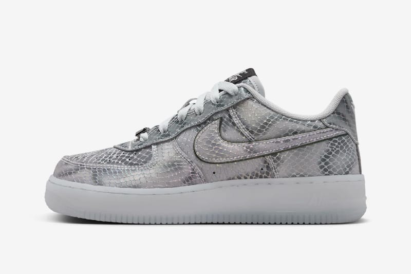 コービー・ブライアント x Nike Air Force 1 Low に新作 “Lenticular” が登場