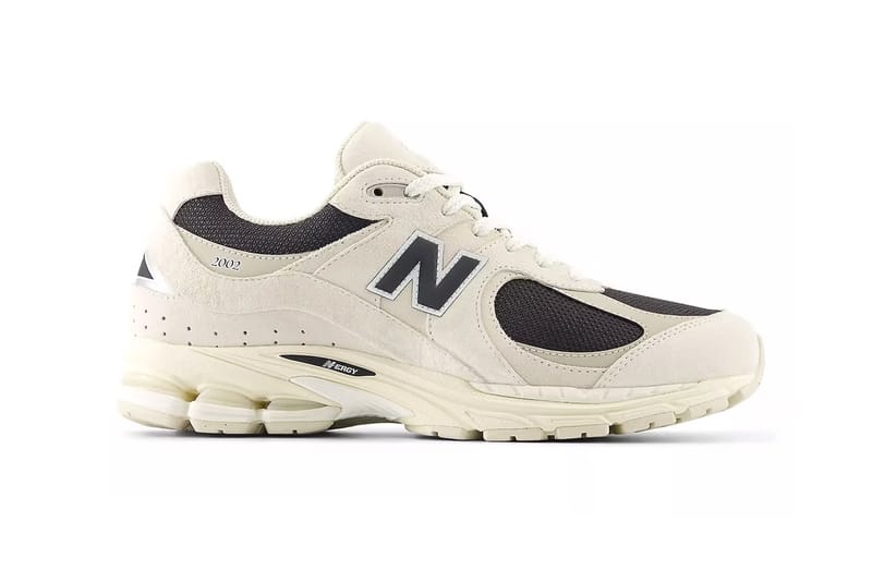 New Balance 2002R から洗練されたニュートラルカラーの新色 “Arid Stone/Black Coffee” が登場