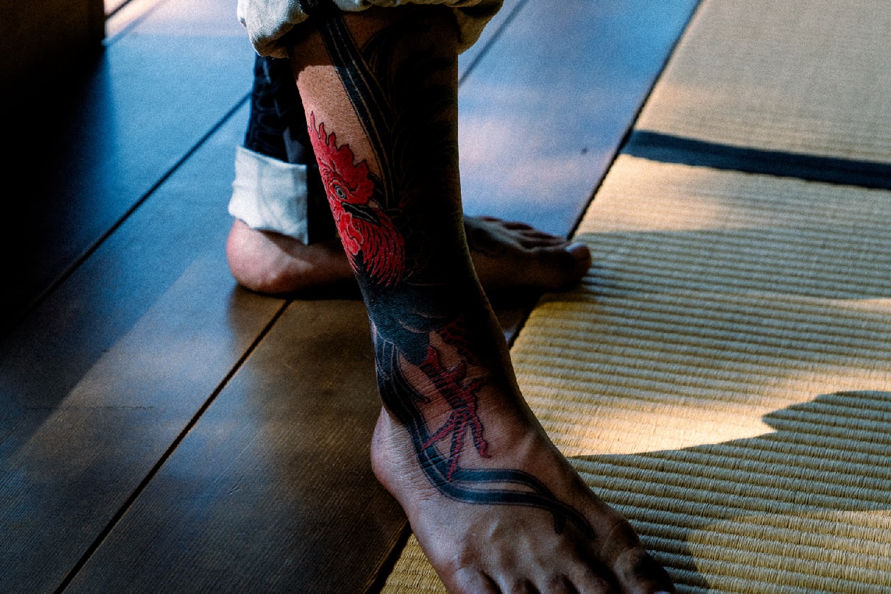 國母和宏の右脚にタトゥーアーティスト Gakkin が刻んだ尾長鶏が MA-1 になった | Interviews　ガッキン