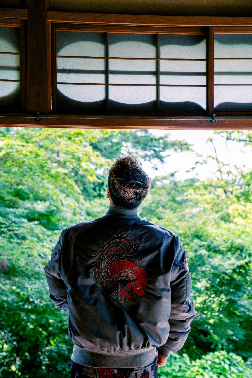 國母和宏の右脚にタトゥーアーティスト Gakkin が刻んだ尾長鶏が MA-1 になった | Interviews　ガッキン