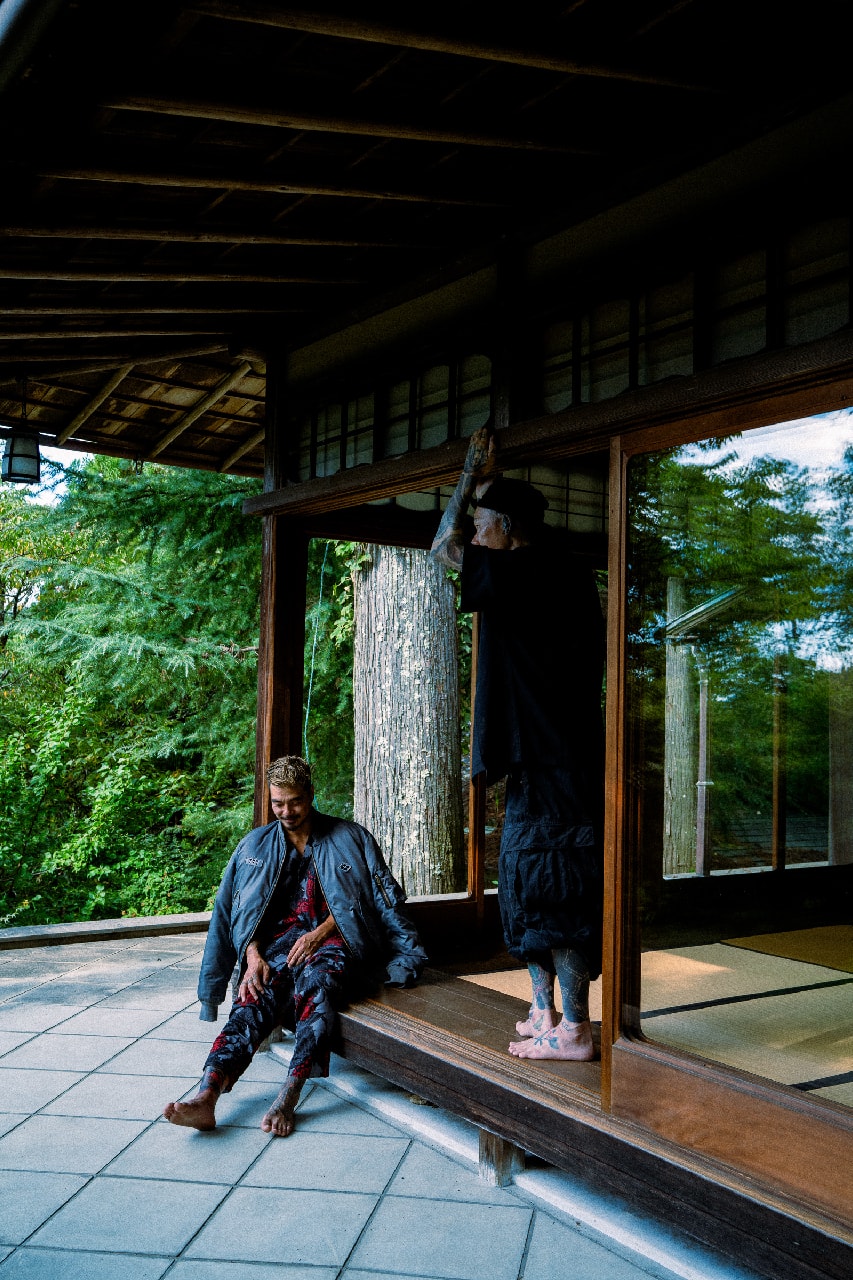 國母和宏の右脚にタトゥーアーティスト Gakkin が刻んだ尾長鶏が MA-1 になった | Interviews　ガッキン