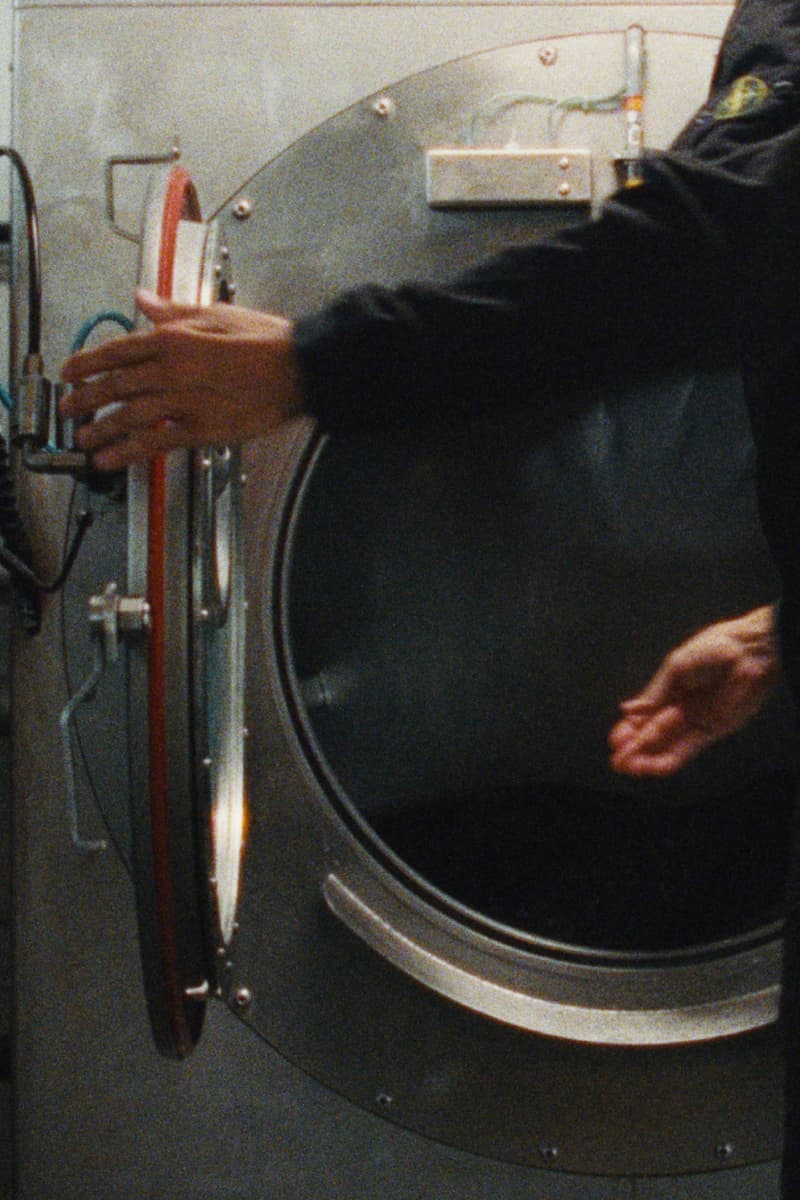 ストーンアイランドより日本の藍染めから着想を得たコロージョン・トリートメントアイテムをリリース stone island corrosion treatment release info