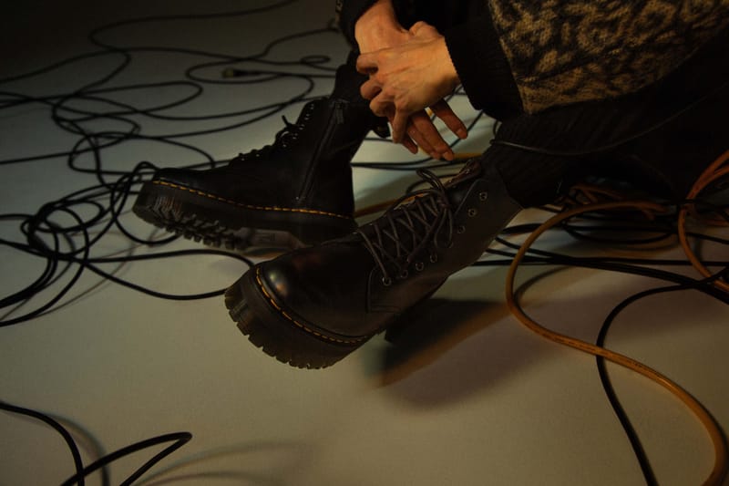 Dr. Martens がホリデーキャンペーン “THE YELLOW STITCH” を始動