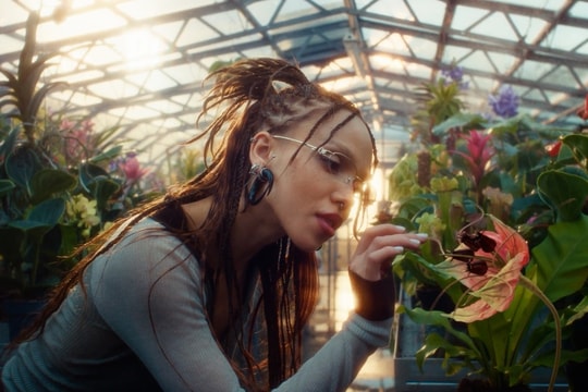 Gentle Monster が FKA twigs を起用した 2026 BOUQUET コレクションのキャンペーンを公開