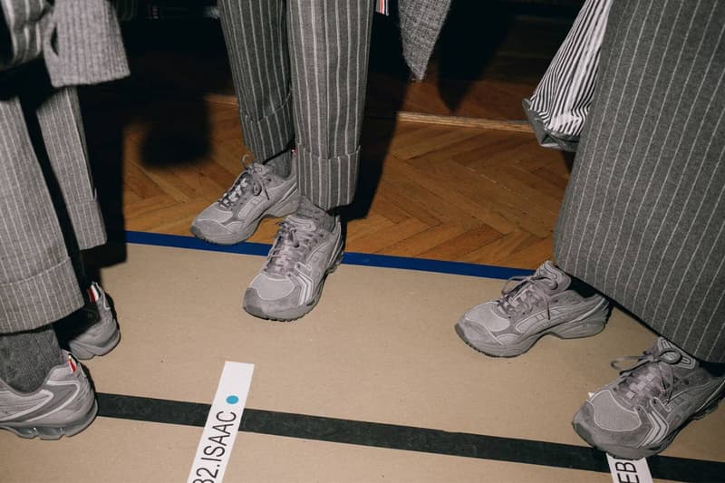 トム ブラウンがアシックスとの初コラボモデル ゲルカヤノ 14を発表 Thom Browne Debuts ASICS GEL-KAYANO 14 Collaboration Fall 2026 gq bowl show in san francisco sneaker grey black white suede elevated