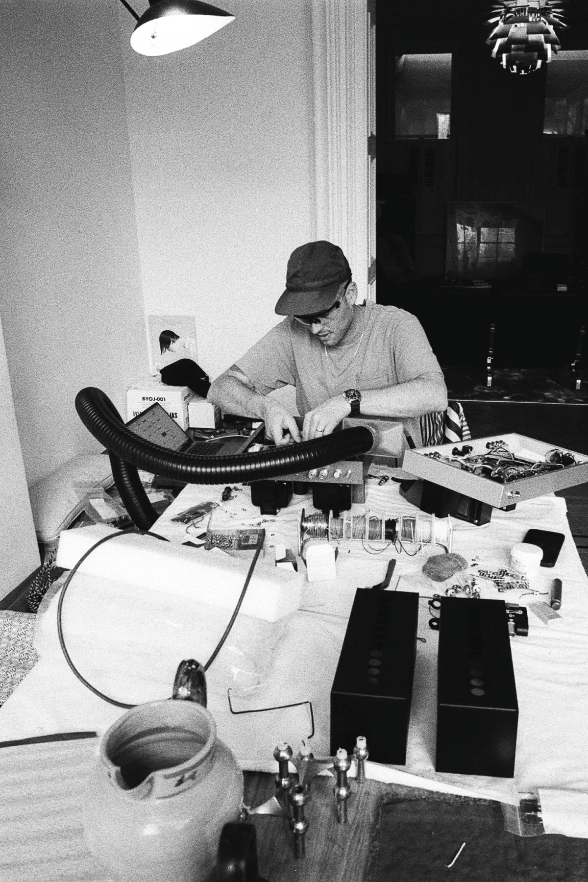 カリモク リサーチがオジャスのデヴォン・ターンブルを迎えた展示 “間の音 ー Between Space & Sound ー”を開催 KARIMOKU RESEARCH Survey 03:FORM FOLLOWS FEELINGS “Between Space & Sound” By OJAS Tokyo and Karimoku Furniture