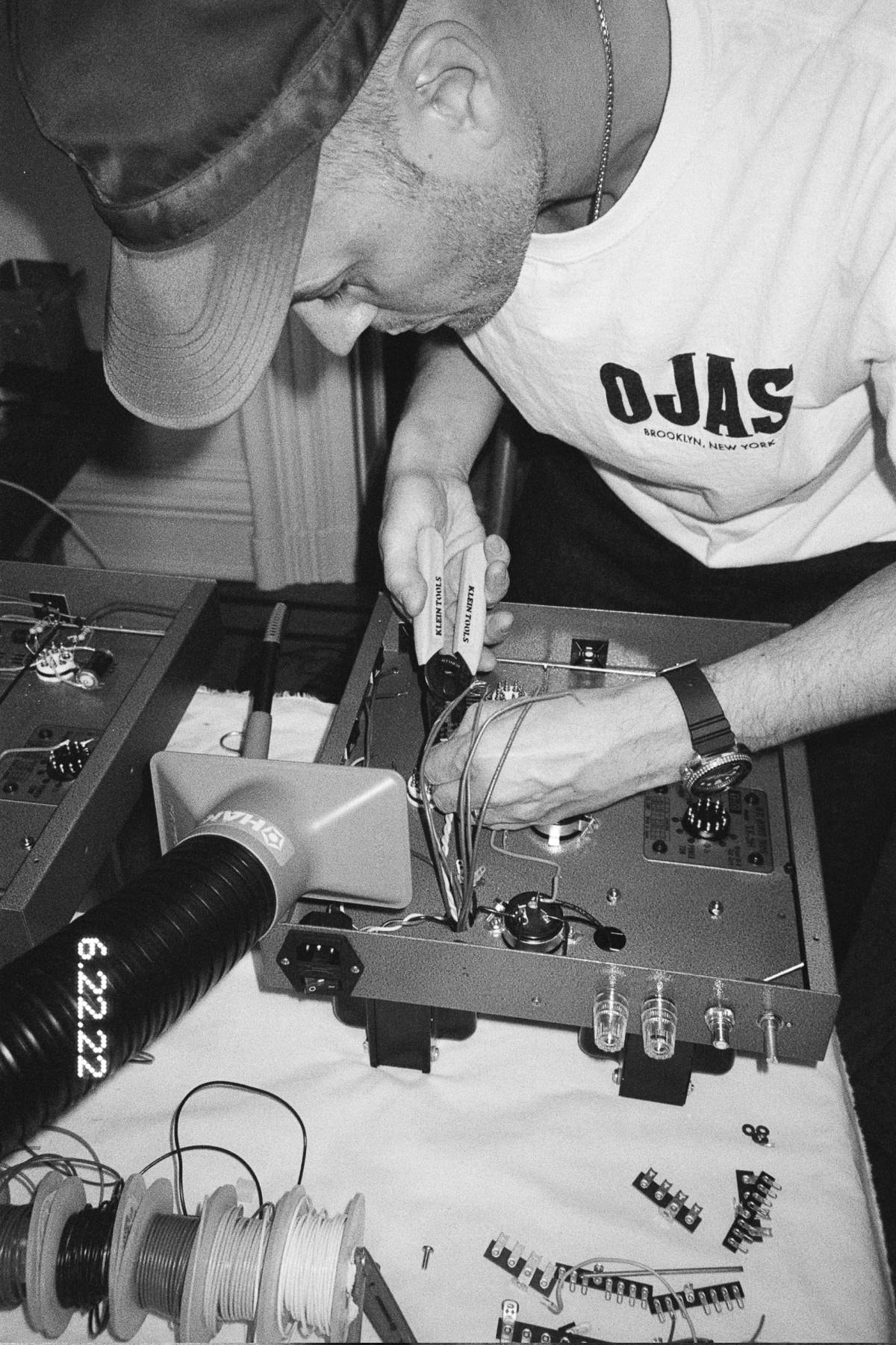 カリモク リサーチがオジャスのデヴォン・ターンブルを迎えた展示 “間の音 ー Between Space & Sound ー”を開催 KARIMOKU RESEARCH Survey 03：FORM FOLLOWS FEELINGS “Between Space & Sound” By OJAS Tokyo and Karimoku Furniture