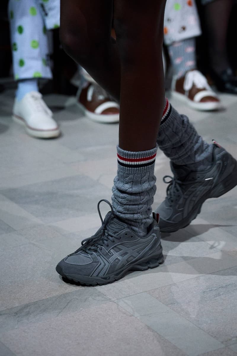 トム ブラウンがアシックスとの初コラボモデル ゲルカヤノ 14を発表 Thom Browne Debuts ASICS GEL-KAYANO 14 Collaboration Fall 2026 gq bowl show in san francisco sneaker grey black white suede elevated