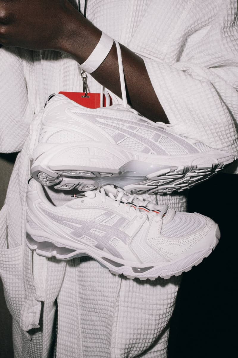 トム ブラウンがアシックスとの初コラボモデル ゲルカヤノ 14を発表 Thom Browne Debuts ASICS GEL-KAYANO 14 Collaboration Fall 2026 gq bowl show in san francisco sneaker grey black white suede elevated